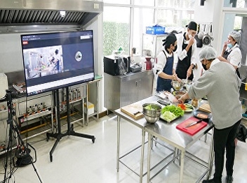 Management of kitchen laboratory
teaching. Online format through the
hotel management branch's Google Meet
program. Major in Restaurant Business
and Catering International Program