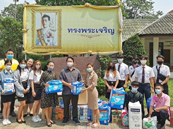 Administrators, faculty, staff, and
students participated in volunteer
activities giving items and consumables
For the old people's home of
Chalermrajakumari (Reverend Father Pen
Uppatham)