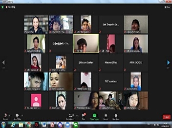 Picture of the lecture of the first year
student's fundamental adjustments via an
online system (Zoom) by Ajarn Pinya
Chaisongkram, Lecturer of International
Digital Business Administration.